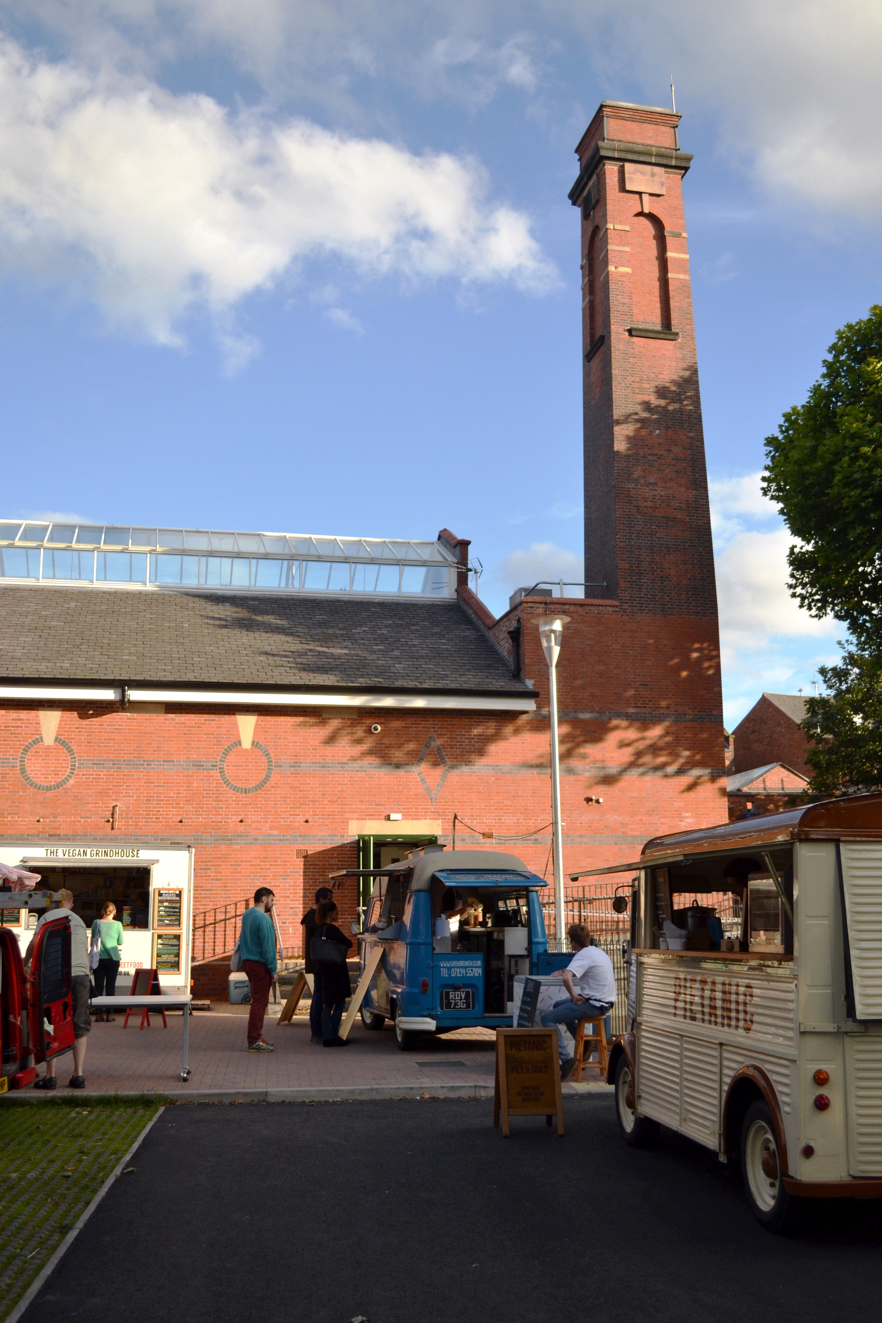 2016_stirchley_market_july_outside_chimney